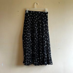 Xs Abercrombie pleated flowy skirt with built-in slip